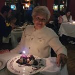 Carlos Vives Instagram – Nuestra jefa, nuestra madre, nuestro ejemplo cumple 89 años ¡Y sigue moliendo! Como buena paisa maicera.
Gracias por tu ejemplo y tu sonrisa. Feliz cumpleaños, te amamos❤️ #AracellyRestrepo