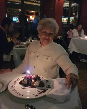 Carlos Vives Instagram - Nuestra jefa, nuestra madre, nuestro ejemplo cumple 89 años ¡Y sigue moliendo! Como buena paisa maicera.
Gracias por tu ejemplo y tu sonrisa. Feliz cumpleaños, te amamos❤️ #AracellyRestrepo