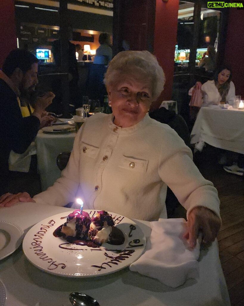 Carlos Vives Instagram - Nuestra jefa, nuestra madre, nuestro ejemplo cumple 89 años ¡Y sigue moliendo! Como buena paisa maicera. Gracias por tu ejemplo y tu sonrisa. Feliz cumpleaños, te amamos❤️ #AracellyRestrepo