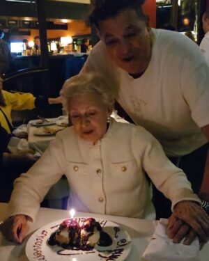 Carlos Vives Instagram - Nuestra jefa, nuestra madre, nuestro ejemplo cumple 89 años ¡Y sigue moliendo! Como buena paisa maicera.
Gracias por tu ejemplo y tu sonrisa. Feliz cumpleaños, te amamos❤️ #AracellyRestrepo