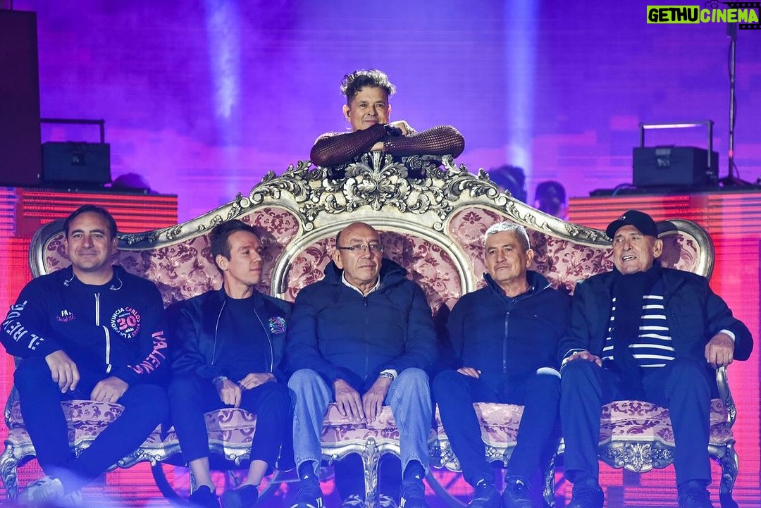 Carlos Vives Instagram - ¿Ustedes se acuerdan qué estábamos haciendo hace un mes? Por si tampoco lo pueden superar como yo, aquí les dejo unos recuerdos de esa noche inolvidable en El Campin que nos marcó para siempre. ❤️ 📸: @alejandra.mar Estadio Nemesio Camacho El Campin