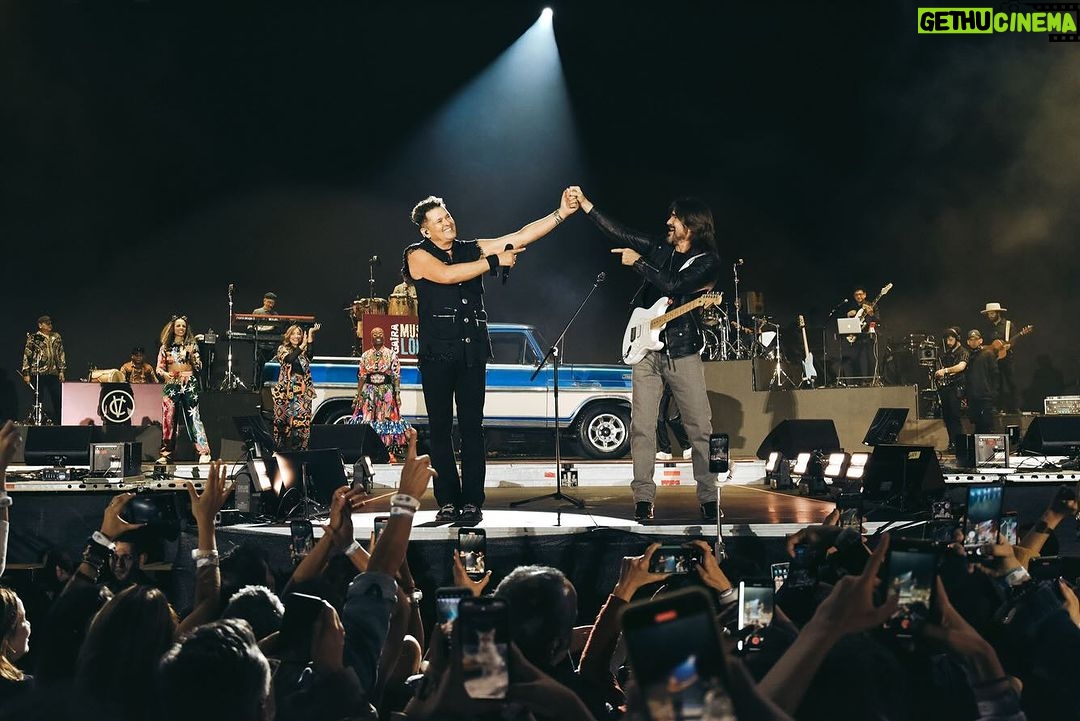 Carlos Vives Instagram - ¿Ustedes se acuerdan qué estábamos haciendo hace un mes? Por si tampoco lo pueden superar como yo, aquí les dejo unos recuerdos de esa noche inolvidable en El Campin que nos marcó para siempre. ❤️ 📸: @alejandra.mar Estadio Nemesio Camacho El Campin