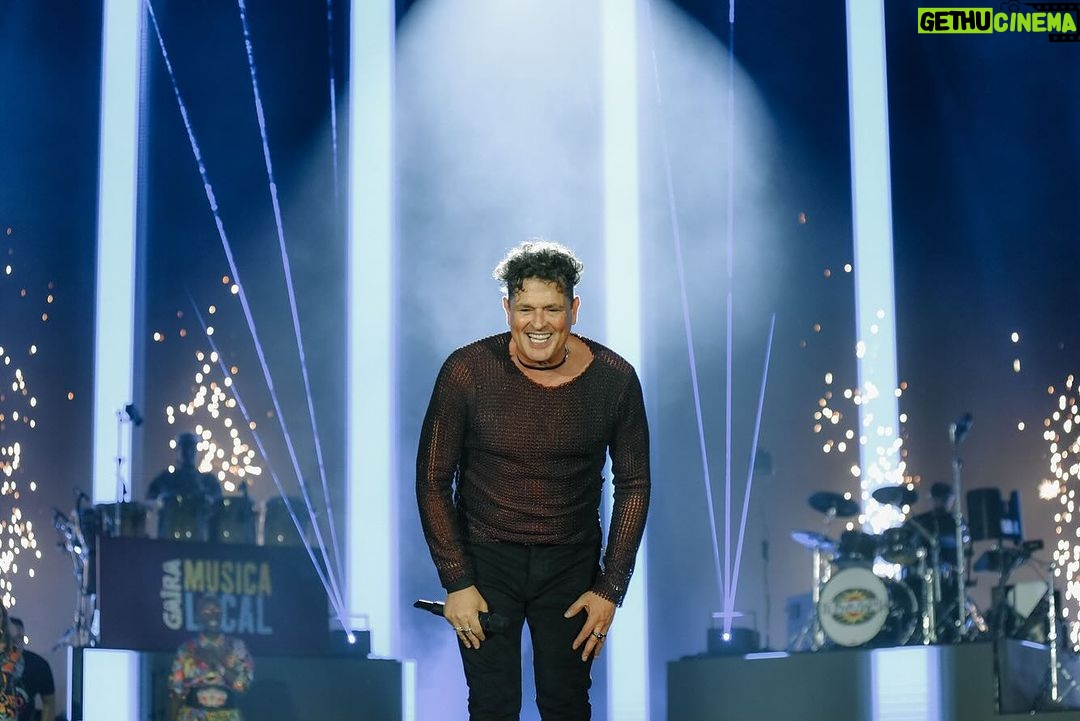 Carlos Vives Instagram - ¿Ustedes se acuerdan qué estábamos haciendo hace un mes? Por si tampoco lo pueden superar como yo, aquí les dejo unos recuerdos de esa noche inolvidable en El Campin que nos marcó para siempre. ❤️ 📸: @alejandra.mar Estadio Nemesio Camacho El Campin