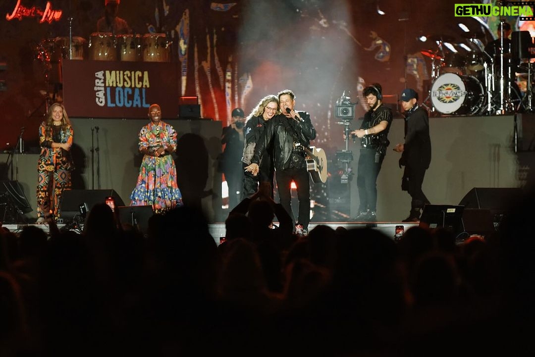 Carlos Vives Instagram - ¿Ustedes se acuerdan qué estábamos haciendo hace un mes? Por si tampoco lo pueden superar como yo, aquí les dejo unos recuerdos de esa noche inolvidable en El Campin que nos marcó para siempre. ❤️ 📸: @alejandra.mar Estadio Nemesio Camacho El Campin