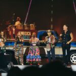 Carlos Vives Instagram - ¿Ustedes se acuerdan qué estábamos haciendo hace un mes? Por si tampoco lo pueden superar como yo, aquí les dejo unos recuerdos de esa noche inolvidable en El Campin que nos marcó para siempre. ❤️ 📸: @alejandra.mar Estadio Nemesio Camacho El Campin