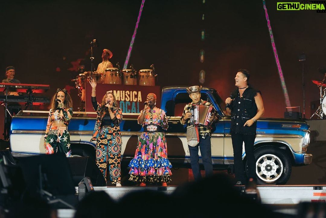 Carlos Vives Instagram - ¿Ustedes se acuerdan qué estábamos haciendo hace un mes? Por si tampoco lo pueden superar como yo, aquí les dejo unos recuerdos de esa noche inolvidable en El Campin que nos marcó para siempre. ❤️ 📸: @alejandra.mar Estadio Nemesio Camacho El Campin