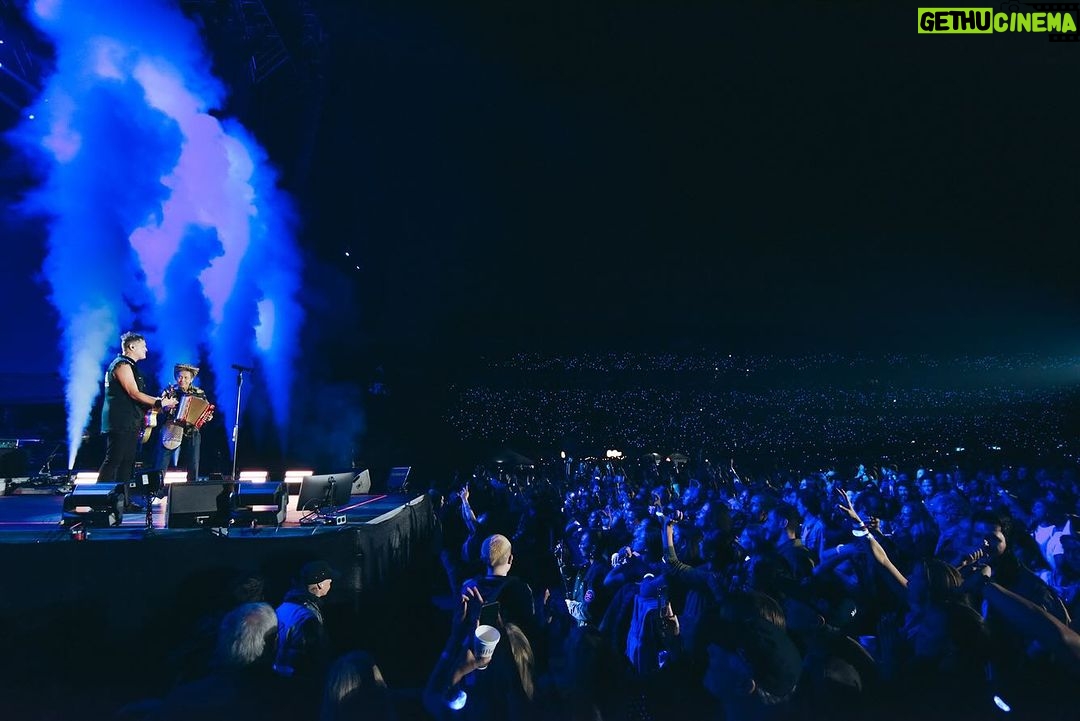 Carlos Vives Instagram - ¿Ustedes se acuerdan qué estábamos haciendo hace un mes? Por si tampoco lo pueden superar como yo, aquí les dejo unos recuerdos de esa noche inolvidable en El Campin que nos marcó para siempre. ❤️ 📸: @alejandra.mar Estadio Nemesio Camacho El Campin