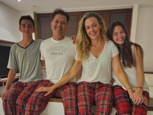 Carlos Vives Instagram - Bienvenido 2024❤️

 1.⁠ ⁠Mi deseo es que siempre estemos así, abrazados y queriéndonos
 2.⁠ ⁠⁠Te amo, eres mi alegría @claudiaelena
 3.⁠ ⁠⁠Navidad en familia, nada igual🙌🏼
 4.⁠ ⁠⁠Desde Montreal, Santa Marta y Bogotá, encontramos el lugar perfecto para compartir juntos en nuestro país que amamos 🇨🇴
 5.⁠ ⁠⁠Que alegría los primos reunidos. ¡Los amo!
 6.⁠ ⁠⁠Felicidad y mucho amor para este año que empieza