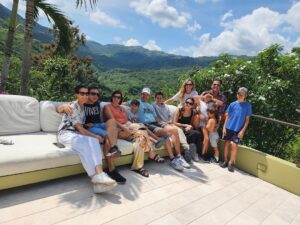Carlos Vives Instagram - Bienvenido 2024❤️

 1.⁠ ⁠Mi deseo es que siempre estemos así, abrazados y queriéndonos
 2.⁠ ⁠⁠Te amo, eres mi alegría @claudiaelena
 3.⁠ ⁠⁠Navidad en familia, nada igual🙌🏼
 4.⁠ ⁠⁠Desde Montreal, Santa Marta y Bogotá, encontramos el lugar perfecto para compartir juntos en nuestro país que amamos 🇨🇴
 5.⁠ ⁠⁠Que alegría los primos reunidos. ¡Los amo!
 6.⁠ ⁠⁠Felicidad y mucho amor para este año que empieza