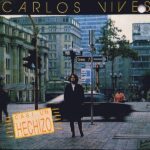 Carlos Vives Instagram - En 1989 grabé esta canción para mi disco “Al centro de la ciudad” y 3 años después la grabó Jerry para “Cuenta Conmigo” que se convirtió en el álbum de salsa más vendido en la historia🙌🏼 Volvernos a encontrar en Panamá y vivir este momento fue una alegría muy grande. Te quiero Jerry, sigues con la misma cara de pelao’ ja ja ja gracias por tus canciones. @jerryrivera Panama City, Panama