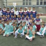 Carlos Vives Instagram - Pescaíto es cuna de grandes jugadores de fútbol que con su talento y disciplina han llevado el nombre del barrio por el mundo. Por eso nace el festival de fútbol infantil “Copa Pescaíto, el fútbol vive en el barrio” que ya cuenta con la participación de 600 niños, niñas y jóvenes de 12 escuelas de fútbol del barrio. Ya empezó esta fiesta deportiva en la icónica cancha de La Castellana ⚽️ ¡El fútbol vive en el barrio! Pescaito Cancha La Castellana