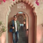 Carlos Vives Instagram - Que la música siga siendo siempre una excusa para abrazarnos y ser felices ¡Sevilla, dejas una huella imborrable en todos los que pasamos por aquí, te llevo conmigo!❤️🇪🇸 @latingrammys Sevilla, España