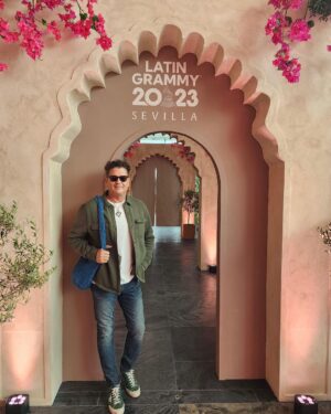 Carlos Vives Instagram - Que la música siga siendo siempre  una excusa para abrazarnos y ser felices ¡Sevilla, dejas una huella imborrable en todos los que pasamos por aquí, te llevo conmigo!❤️🇪🇸 @latingrammys
