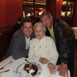 Carlos Vives Instagram - Nuestra jefa, nuestra madre, nuestro ejemplo cumple 89 años ¡Y sigue moliendo! Como buena paisa maicera. Gracias por tu ejemplo y tu sonrisa. Feliz cumpleaños, te amamos❤️ #AracellyRestrepo
