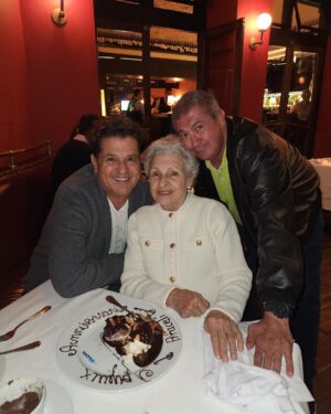 Carlos Vives Instagram - Nuestra jefa, nuestra madre, nuestro ejemplo cumple 89 años ¡Y sigue moliendo! Como buena paisa maicera.
Gracias por tu ejemplo y tu sonrisa. Feliz cumpleaños, te amamos❤️ #AracellyRestrepo