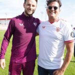 Carlos Vives Instagram - 📸 ¡Gracias por la visita, ℂ𝕒𝕣𝕝𝕠𝕤 𝕍𝕚𝕧𝕖𝕤! 🎤 ⚪️🔴 🙌🏼 #WeareSevilla #NuncaTeRindas #latingrammy