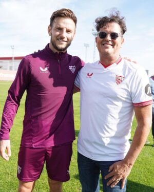 Carlos Vives Instagram - 📸 ¡Gracias por la visita, ℂ𝕒𝕣𝕝𝕠𝕤 𝕍𝕚𝕧𝕖𝕤! 🎤 ⚪️🔴 🙌🏼

#WeareSevilla #NuncaTeRindas #latingrammy