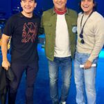 Carlos Vives Instagram - ¡Llegué a Sevilla! Hoy, como reportero de Gaira TV y me encontré a estos dos participantes de “Así Me Llaman” Un par de imitadores de Fonseca y Silvestre; perdieron, pero a mi me parece que si tienen un aire ¿Ustedes que opinan? Ja ja ja gracias por seguirme la cuerda, son lo máximo😂 @fonsecamusic @silvestredangond #GairaTV @latingrammys Sevilla, España