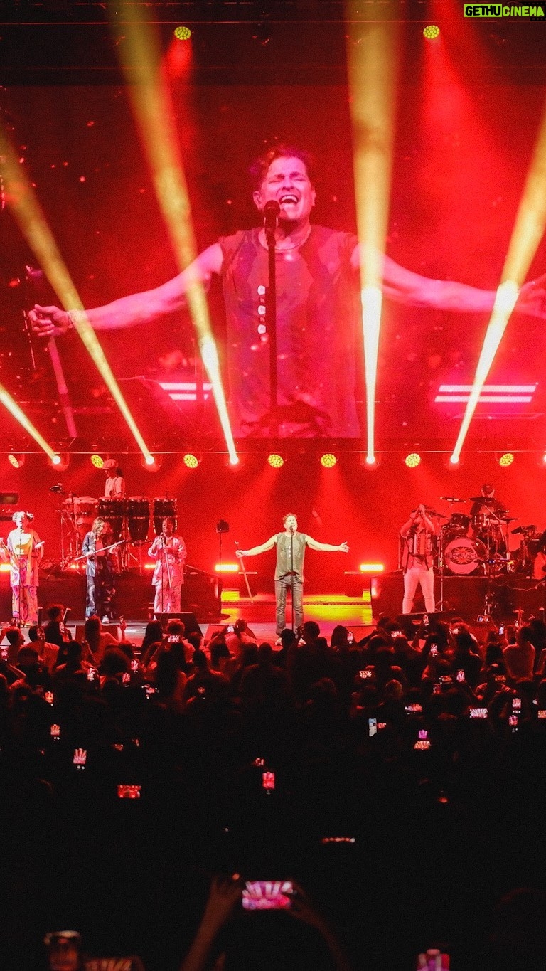 Carlos Vives Instagram - Houston, tenemos un problema… Pero el show tiene que continuar 🙌🏼 El Tour de los 30 ha sido una aventura increíble y a Houston, contra todo pronóstico ¡Llegamos! Fue una noche inolvidable❤️ #ElTourDeLos30 Houston, Texas