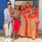 Carlos Vives Instagram - Llegamos hasta La Guajira para inaugurar el Colegio Etnoeducativo Pacsuamana, que felicidad, este logro es el resultado del trabajo en equipo. Bajo nuestro modelo de alianzas logramos la renovación completa de este colegio. Invitamos a las comunidades a participar y sumar fuerzas para seguir construyendo junto a Tras la perla, siempre unidos en la diversidad❤️ @traslaperla