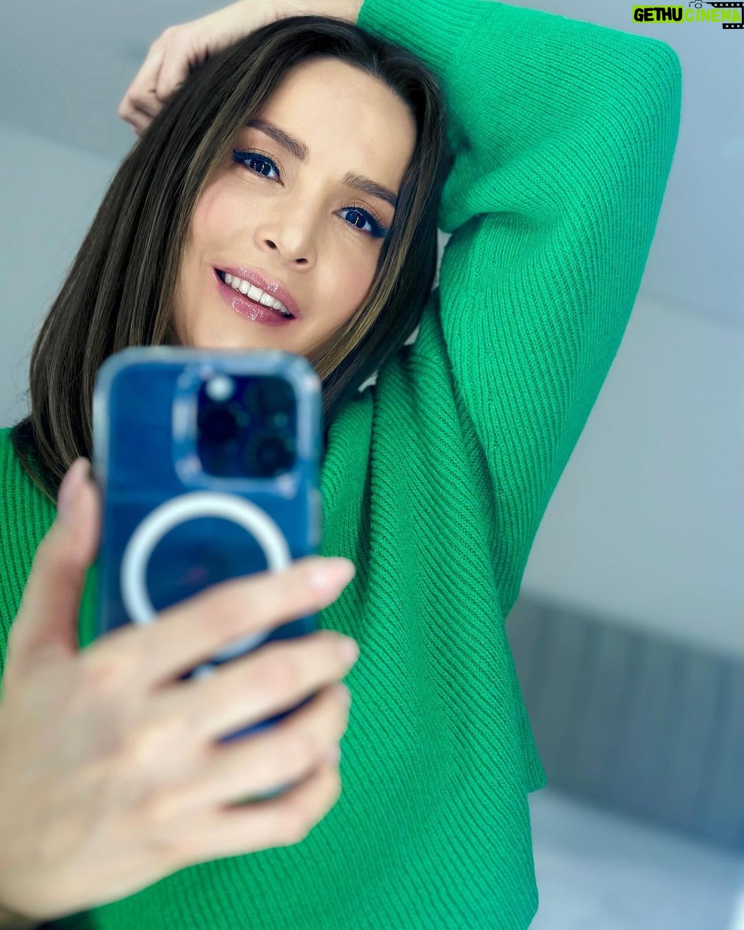 Carmen Villalobos Instagram - De todas las cosas que llevamos puestas a diario, La Actitud es lo que nos hace únicos y es lo que realmente importa💚Feliz miércoles mi gente linda 💋💋💋