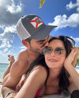Carmen Villalobos Instagram - Feliz fin de semana con mucho amorcito 😻 solecito ☀️y sabrosura 🌊⛱️❤️!
Los días a tu lado son 🤤🤤🤤! No quiero que se acaben mi amor @fredefutbol Te amoooooooo 😻