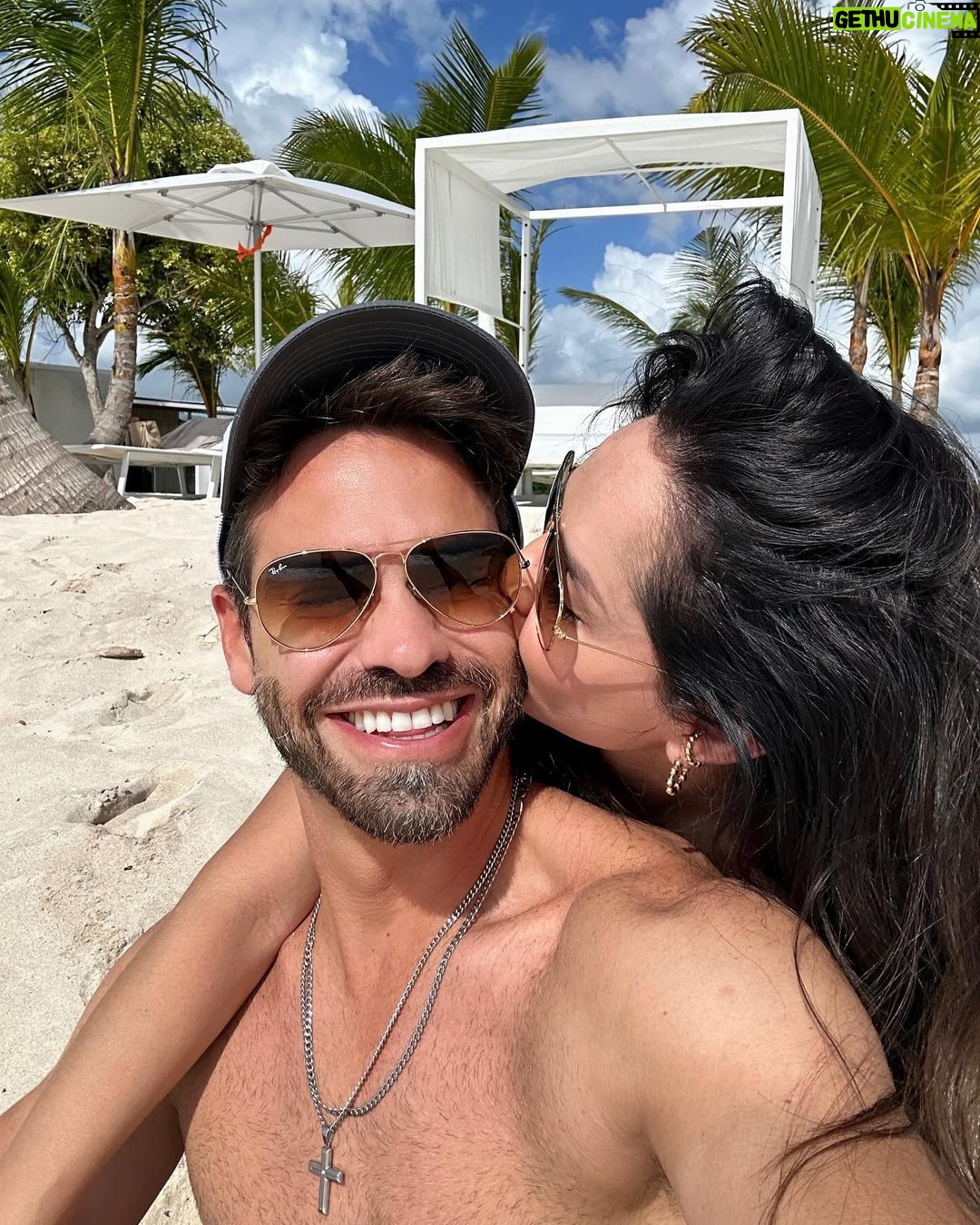 Carmen Villalobos - 0.9 Million Likes - Feliz fin de semana con mucho amorcito 😻 solecito ☀️y sabrosura 🌊⛱️❤️!
Los días a tu lado son 🤤🤤🤤! No quiero que se acaben mi amor @fredefutbol Te amoooooooo 😻