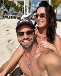 Carmen Villalobos Instagram - Feliz fin de semana con mucho amorcito 😻 solecito ☀️y sabrosura 🌊⛱️❤️! Los días a tu lado son 🤤🤤🤤! No quiero que se acaben mi amor @fredefutbol Te amoooooooo 😻 República Dominicana