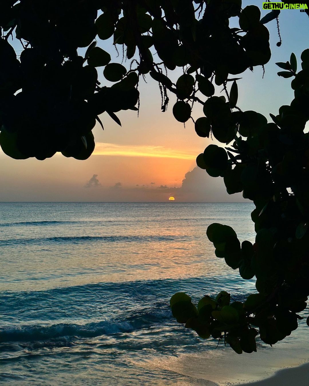 Carmen Villalobos Instagram - Tú @fredefutbol y Los atardeceres de Republica Dominica 🇩🇴 la combinación perfecta ❤️😻❤️ Con una presidente y en un beso terminamos 🎶😻🎼😻🎵😻... Te amo mi amor y todo lo que falta aún 😻🔥!