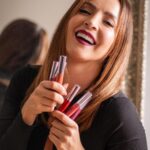 Carmen Villalobos Instagram - ¡Alegramos el viernes con unos labios increíbles 💋! Con los labiales Forever de L’BEL, que son 100% mate indeleble y de larga duración, los AMO 🤩💄 Un tip, para disfrutar su acabado intransferible, espera sólo 10minutos. Cuéntenme, ¿qué les parece este tono? #publicidad #LBEL