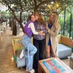 Carmen Villalobos Instagram - No les puedo explicar mi felicidad de esta mañana al ver a estas dos mujeres que quiero tanto 💜! Amistades que aunque nos veamos una vez cada tanto, son amistades de verdad !!! Que desayuno tan Rico y que desatrasada tannnnn necesaria 🤗 @mabelmoreno1 @lucesvel