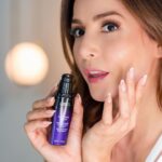 Carmen Villalobos Instagram - Mis niñas bellas hola! Aquí les dejo un producto infaltable en mi rutina nocturna para levantarme con una piel renovada en la mañana. Es mi Nocturne Serum de @lbelonline 💜 Concentrado con ácido hialurónico con doble poder de renovación para nuestra piel 😍 - Noche a noche, reduce arruguitas y líneas de expresión. - Suaviza señales de cansancio. - Piel visiblemente más joven - Piel hidratada - Textura ligera de rápida absorción. - Acabado sedoso, sin sensación grasosa. - Para todo tipo de cutis Sencillamente lo amo ❤️😻
