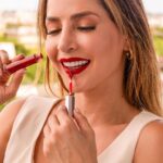 Carmen Villalobos Instagram - Mis niñas bellas estoy feliz de hablarles de los nuevos labiales Forever de @lbelonline 😻😻😻! Sencillamente me encantan porque son labiales intransferibles de larga duracion, 100% mate indeleble, 24 horas de poder antioxidante, para maxima suavidad y cuidado 💋 No reseca los labios! Aplíquenlo y déjenlo secar 10 minutos para el acabado intransferible 💄!