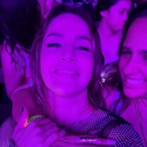 Carmen Villalobos Instagram - Ayer te vi solita, esa carita bonita, diablo que mamacitaaaaaaaa 🔥
Tremendo show , tremenda mujer, tremenda vibra y tremenda compañía anoche en el concierto de la massssssssssssss @karolg !
Todo estuvo increíble @luismesap 🫶🏻
Partner in crime @labullapr 😈