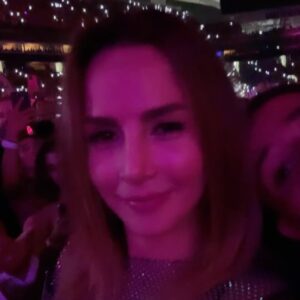 Carmen Villalobos Instagram - Ayer te vi solita, esa carita bonita, diablo que mamacitaaaaaaaa 🔥
Tremendo show , tremenda mujer, tremenda vibra y tremenda compañía anoche en el concierto de la massssssssssssss @karolg !
Todo estuvo increíble @luismesap 🫶🏻
Partner in crime @labullapr 😈