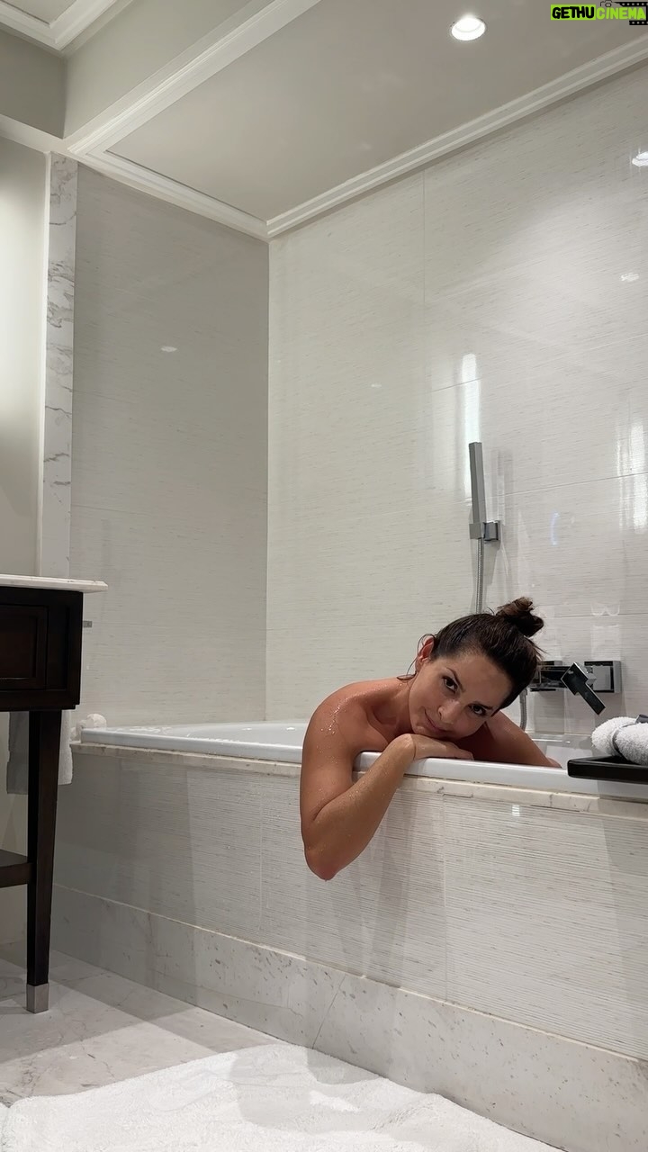 Carmen Villalobos Instagram - Agradecer , agradecer y agradecer es algo que deberíamos hacer a diario...No importa el lugar✨💫 Y no solo eso, regalarnos tiempo, decirnos palabras hermosas y tener buena actitud ante la vida ! 💪🏼 Feliz miércoles ❤️🥰🌹