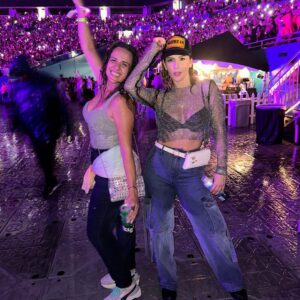 Carmen Villalobos Instagram - Ayer te vi solita, esa carita bonita, diablo que mamacitaaaaaaaa 🔥 Tremendo show , tremenda mujer, tremenda vibra y tremenda compañía anoche en el concierto de la massssssssssssss @karolg ! Todo estuvo increíble @luismesap 🫶🏻 Partner in crime @labullapr 😈