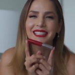 Carmen Villalobos Instagram - Hola mis niñas 🥰❤️ Les cuento 3 datos sobre mi que seguramente no conocían mientras les enseño tres tonos del nuevo labial Forever. Estos labiales son 100% mate indeleble y no transfieren 🤩💄 y lo mejor es que no me resecan los labios!! Quiero saber si ya los han probado... las leo!💋✨ #publicidad #LBEL