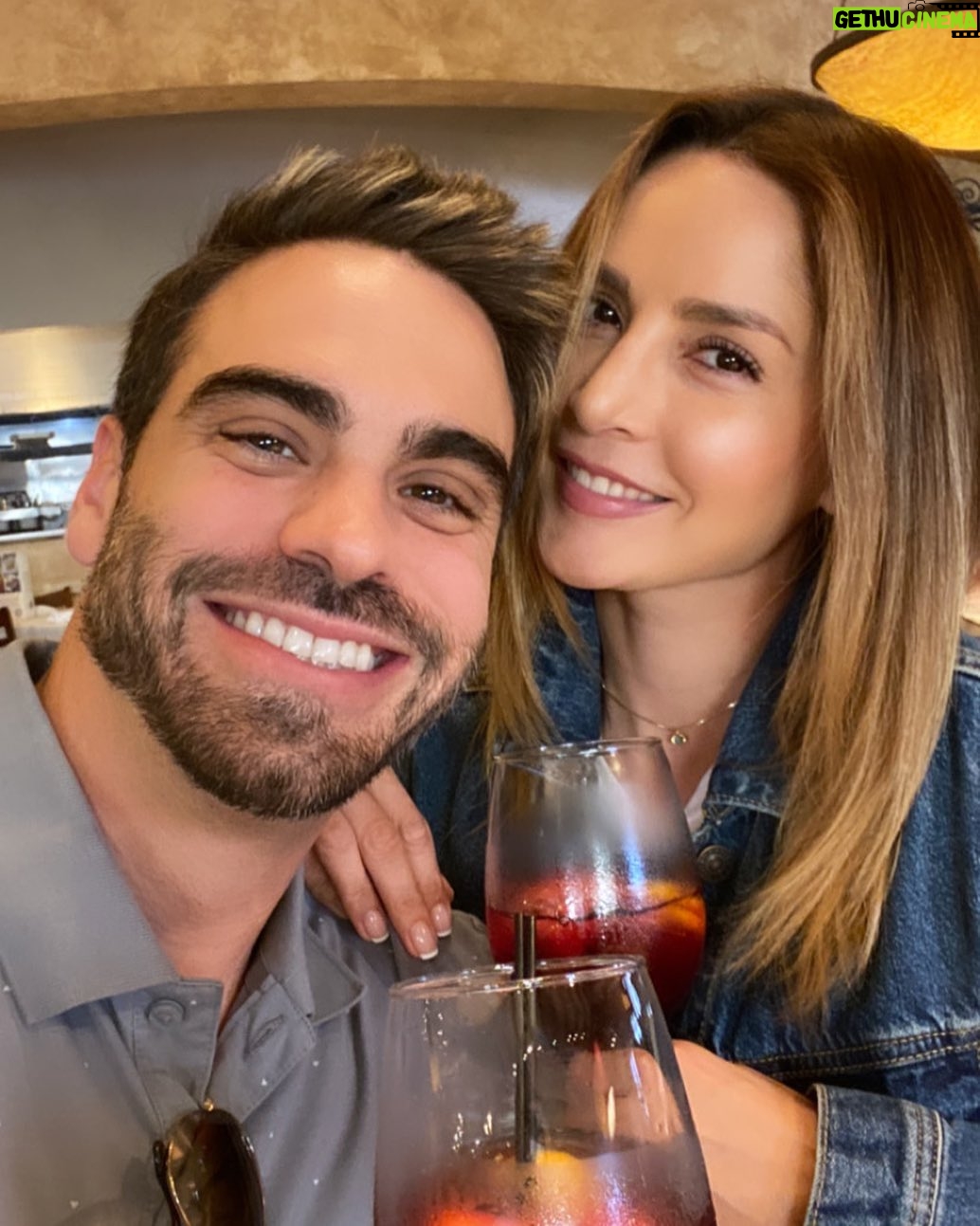 Carmen Villalobos Instagram - Buenas ☺️ !!! Feliz fin de semana !!! Besos y abrazos !!! Aquí disfrutando tranquilo, relajado con la mejor compañía te amo @cvillaloboss 😍❤️ Salud por nosotros, por todos ustedes🍷🍷 !!!