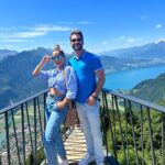 Carmen Villalobos Instagram - Hoy nos pusimos de acuerdo con el paisaje 💙! No les podemos explicar lo hermoso que es este país #suiza🇨🇭 ! A donde miremos es espectacular ✨😻 Los queremos un montón 🫶🏻! Feliz domingo para todos 😎 Interlaken,Switzerland