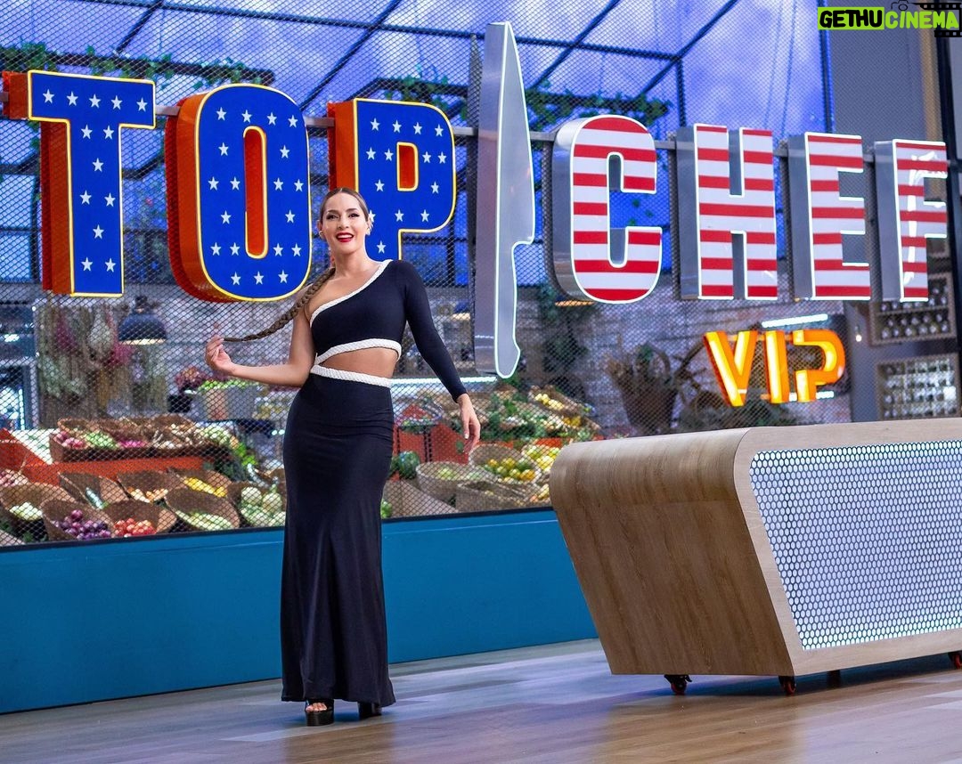 Carmen Villalobos Instagram - Hoy #topchefvip2 celebra el 4 de Julio 🇺🇸🇺🇸🇺🇸🥳🥳🥳 Así que te invitamos a pasar una noche increíble con nosotros a las 7/6c por @telemundo ❤️❤️❤️ M&H @normajaneid Stylist @jorge.malave Vestido @bypaulatrivino 📸 @10grb