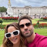 Carmen Villalobos Instagram - HOLA LONDRES 😻 ! Ustedes no saben lo que este hombre planeó este viaje... lo tuvo en secreto por meses y les confieso algo? Valió la pena ! Es mi primera vez aquí y esta es la primera parada de este viaje sorpresa 😻 ! Te amo mi amorrrrrrrrrrrr @fredefutbol ❤️❤️❤️❤️😻 Palácio de Buckingham