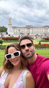 Carmen Villalobos Instagram - HOLA LONDRES 😻 ! Ustedes no saben lo que este hombre planeó este viaje... lo tuvo en secreto por meses y les confieso algo? Valió la pena ! Es mi primera vez aquí y esta es la primera parada de este viaje sorpresa 😻 ! Te amo mi amorrrrrrrrrrrr @fredefutbol ❤️❤️❤️❤️😻 Palácio de Buckingham