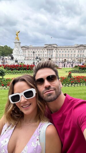 Carmen Villalobos Instagram - HOLA LONDRES 😻 ! Ustedes no saben lo que este hombre planeó este viaje... lo tuvo en secreto por meses y les confieso algo? Valió la pena ! Es mi primera vez aquí y esta es la primera parada de este viaje sorpresa 😻 ! Te amo mi amorrrrrrrrrrrr @fredefutbol ❤️❤️❤️❤️😻