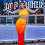 Carmen Villalobos Instagram - Estos fogones cada vez se ponen mas calientes 🔥Por algo #topchefvip es la cocina más exigente de la televisión hispana 😎 Nos vemos esta noche a las 7/6c por @telemundo 🧡🧡🧡 M&H @normajaneid Stylist @jorge.malave Vestido @casa.icona Aretes @salvareajoyeria Pics by @10grb