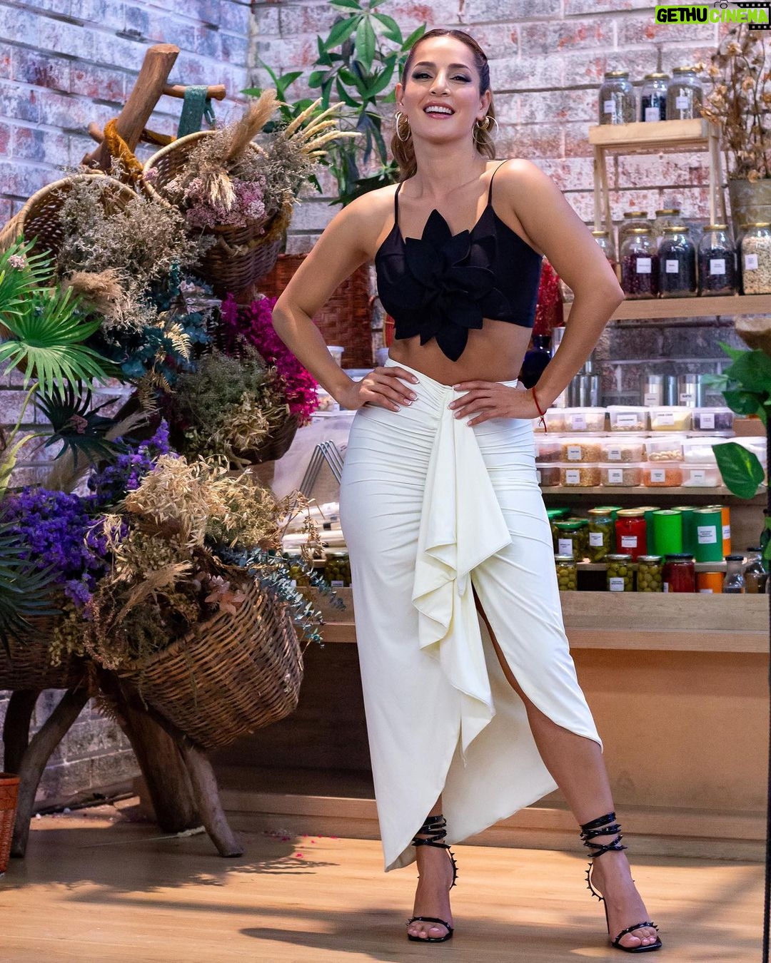 Carmen Villalobos Instagram - Capitulazooooooooo el de esta noche en #topchefvip2 ❤️🔥⚡️ Esto cada vez se pone mejor mi gente linda 😻! Nos vemos a las 7/6 c por @telemundo M&H @normajaneid Stylist @jorge.malave Look @bypaulatrivino Pic @10grb