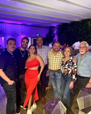 Carmen Villalobos Instagram - Noche con el amorcito 😻, la familia ❤️ y los amigos 🫶🏻🫶🏻🫶🏻🫶🏻🫶🏻
@fredefutbol @oldenburgfreddy @stcantare @orcasitang