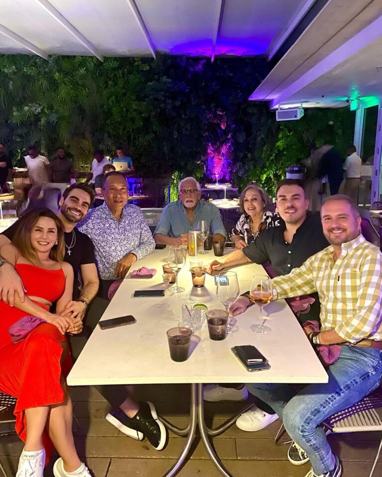 Carmen Villalobos Instagram - Noche con el amorcito 😻, la familia ❤️ y los amigos 🫶🏻🫶🏻🫶🏻🫶🏻🫶🏻 @fredefutbol @oldenburgfreddy @stcantare @orcasitang Miami Beach, Florida