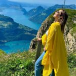 Carmen Villalobos Instagram - Tenía este videito guardado desde mitad de año que viajamos a Europa y hoy faltando 1 mes para que termine este maravilloso 2023 QUIERO DARLES LAS GRACIAS A TODOS USTEDES por tanto amor! Que lindo saber que mi trabajo llega a muchos lugares del mundo y que ustedes lo pueden disfrutar de la misma manera con que me entrego a mi profesión! GRACIAS por cada palabra hermosa, cada frase, cada risa , cada anécdota que me regalaron en este viaje ! Soy muy afortunada de tenerlos en mi vida ❤️❤️❤️! Gracias mi amor @fredefutbol por grabar estos recuerdos que se quedarán por siempre en mi corazón! Dios los bendiga 🙏🏼 LOS QUIERO DEMASIADO 😍😍😍😍😍