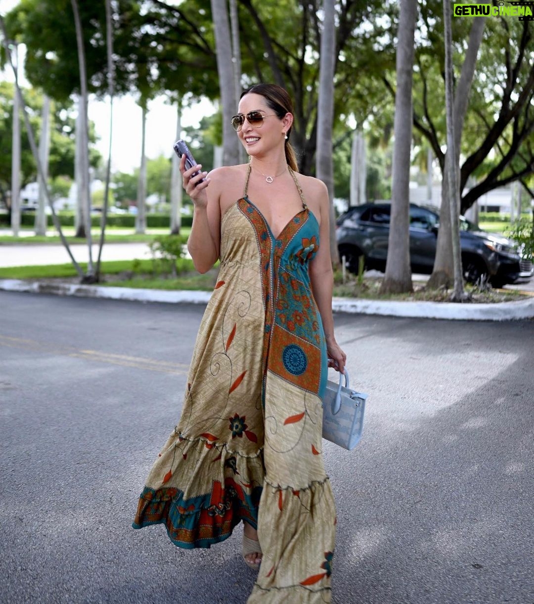 Carmen Villalobos Instagram - Así me gusta empezar la semana a mi, con pie derecho, con sonrisota y con buena actitud 💫🧡🤩 Espero que ustedes hayan tenido un gran lunes también 🤗! Besos ! Photos by @ramondphoto